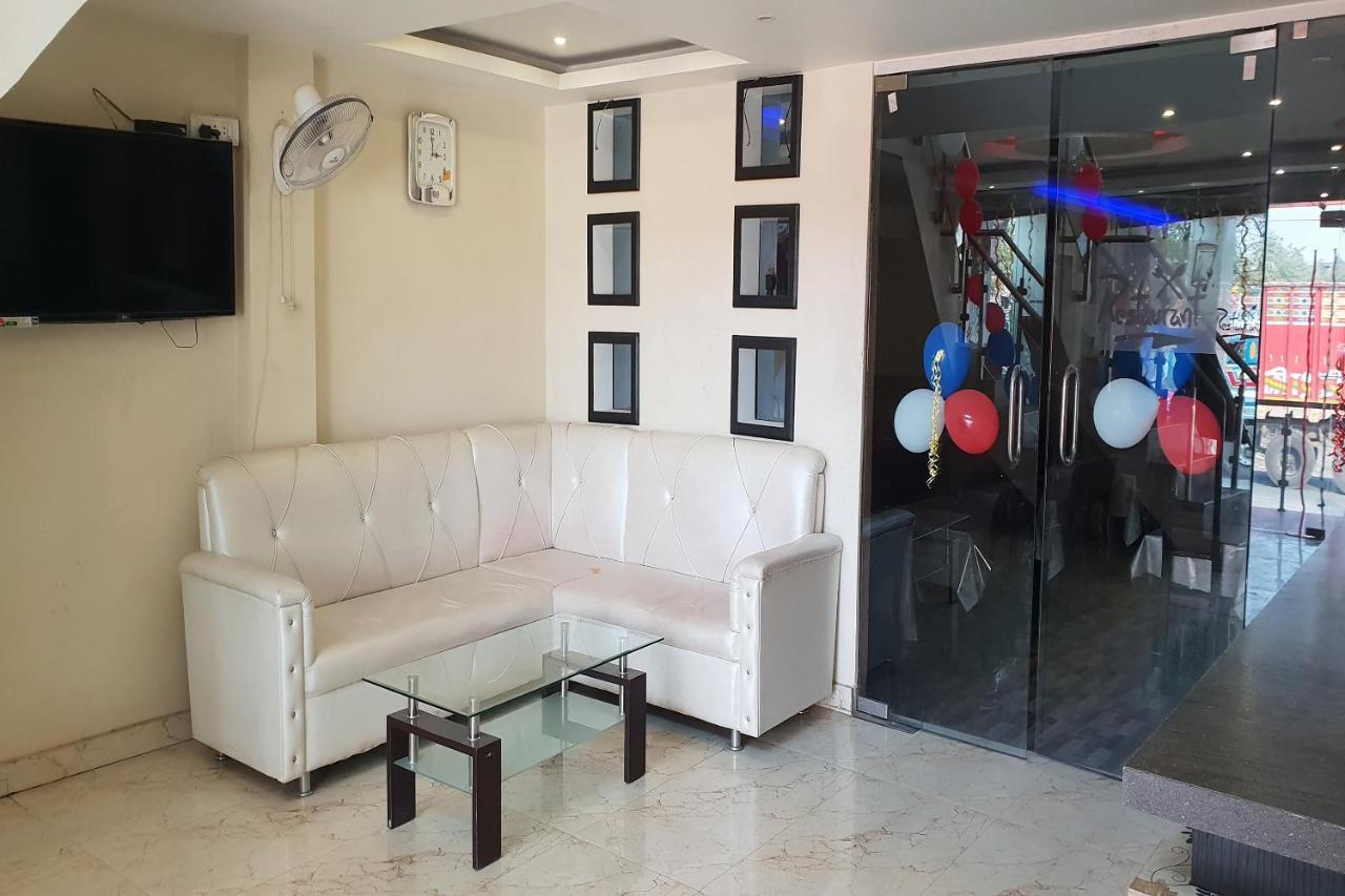 Oyo 27750 Bhagwati Residency Hotel Mirzapur Bagian luar foto